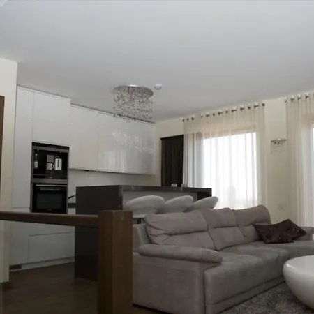 Manto Namai In Center Of Κλαϊπέντα